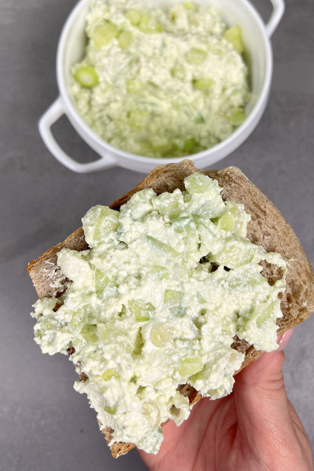 avokádós túrókrém kovászos kenyérrel